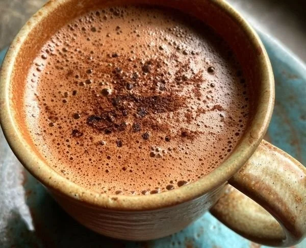 Spiced hot cocoa drink with anti-inflammatory properties in a cozy setting