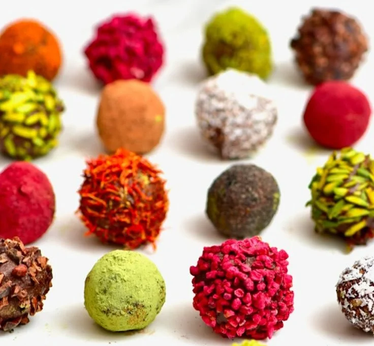 Cacao and almond protein balls, a healthy snack rich in protein.